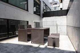 【北参道駅10分】展示会や撮影、レセプションパーティー等に最適なグレーと黒のシックな空間が特徴的なスペース