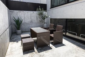 【北参道駅10分】展示会や撮影、レセプションパーティー等に最適なグレーと黒のシックな空間が特徴的なスペース