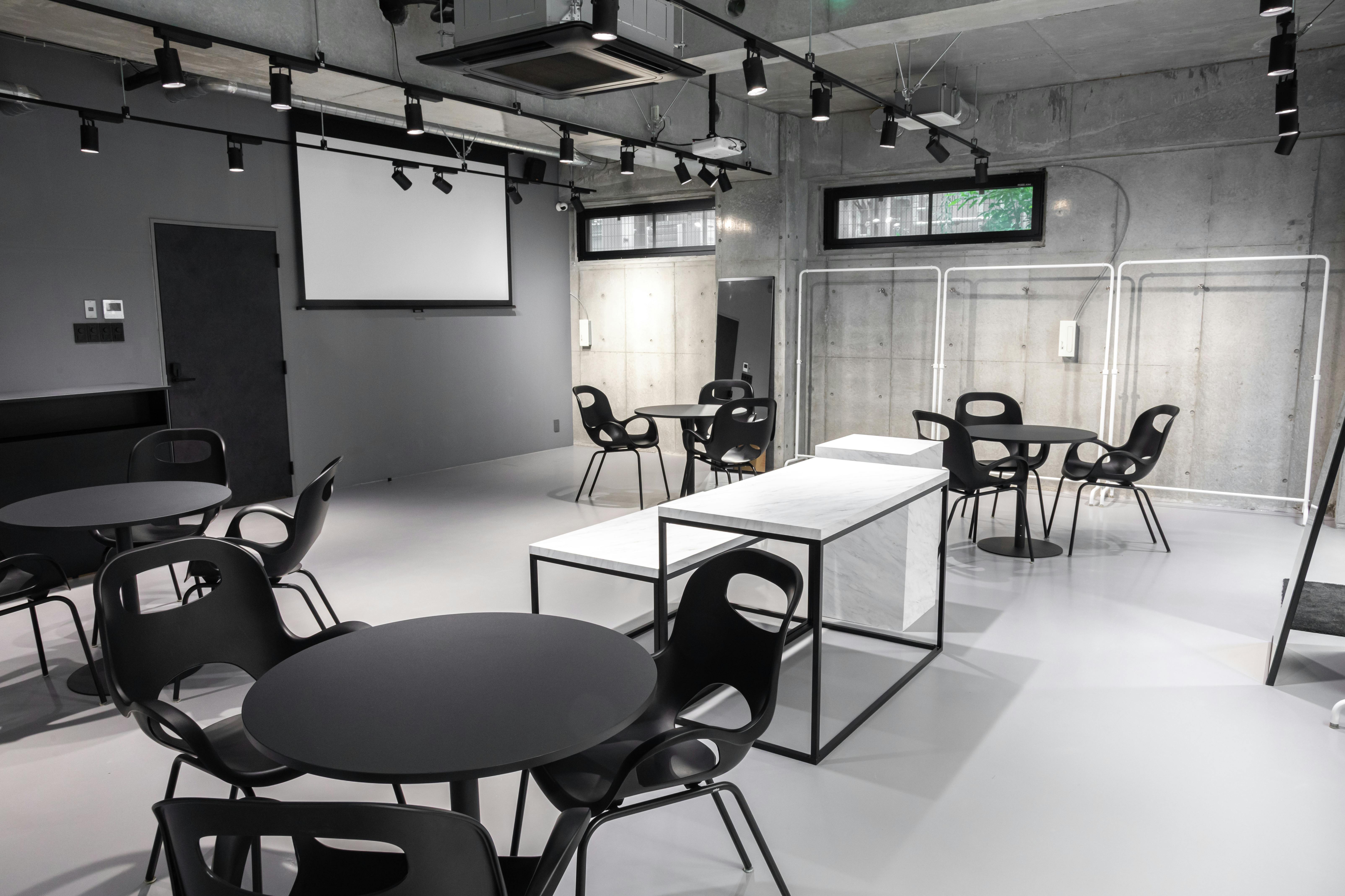 【北参道駅10分】展示会や撮影、レセプションパーティー等に最適なグレーと黒のシックな空間が特徴的なスペース