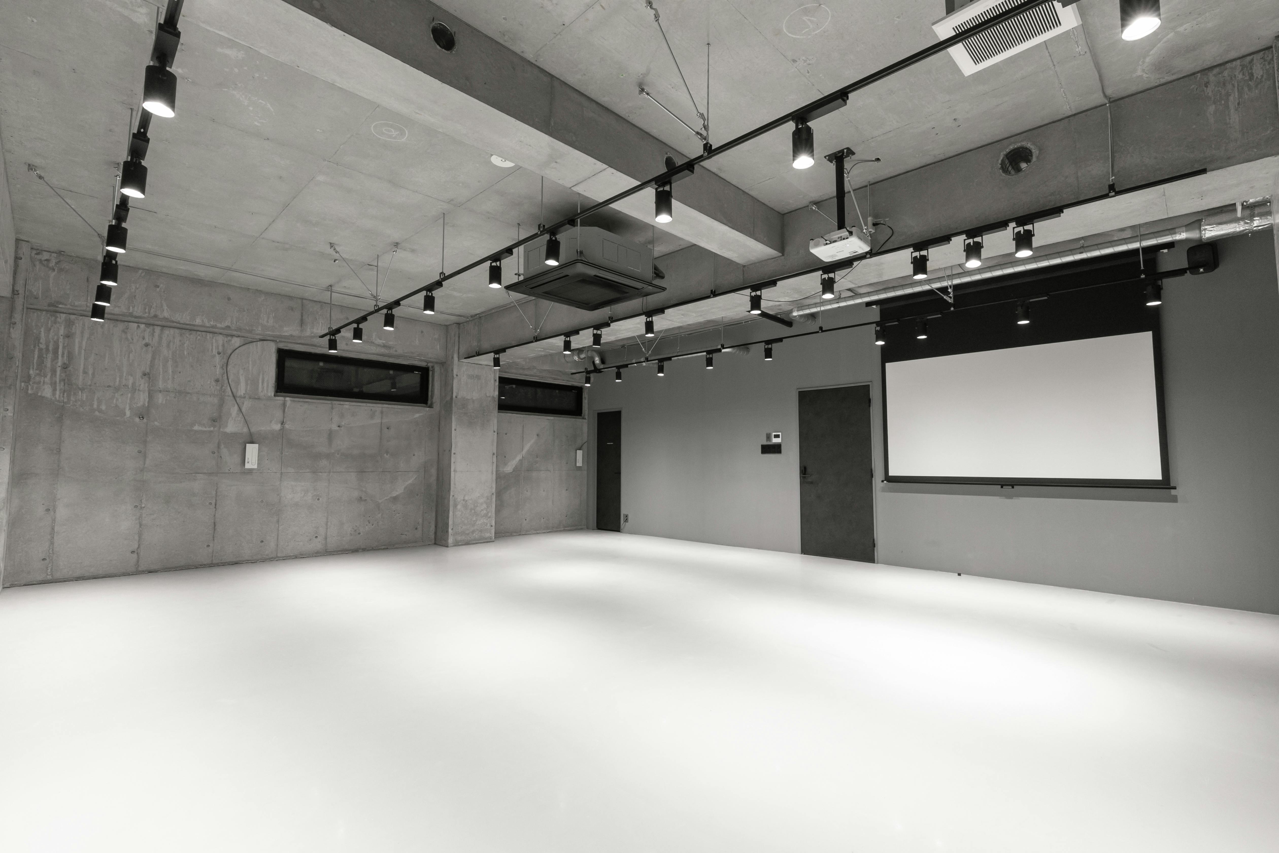 【北参道駅10分】展示会や撮影、レセプションパーティー等に最適なグレーと黒のシックな空間が特徴的なスペース