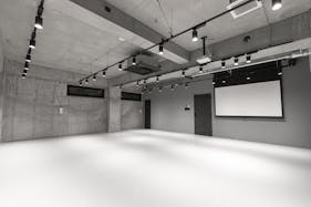 【北参道駅10分】展示会や撮影、レセプションパーティー等に最適なグレーと黒のシックな空間が特徴的なスペース