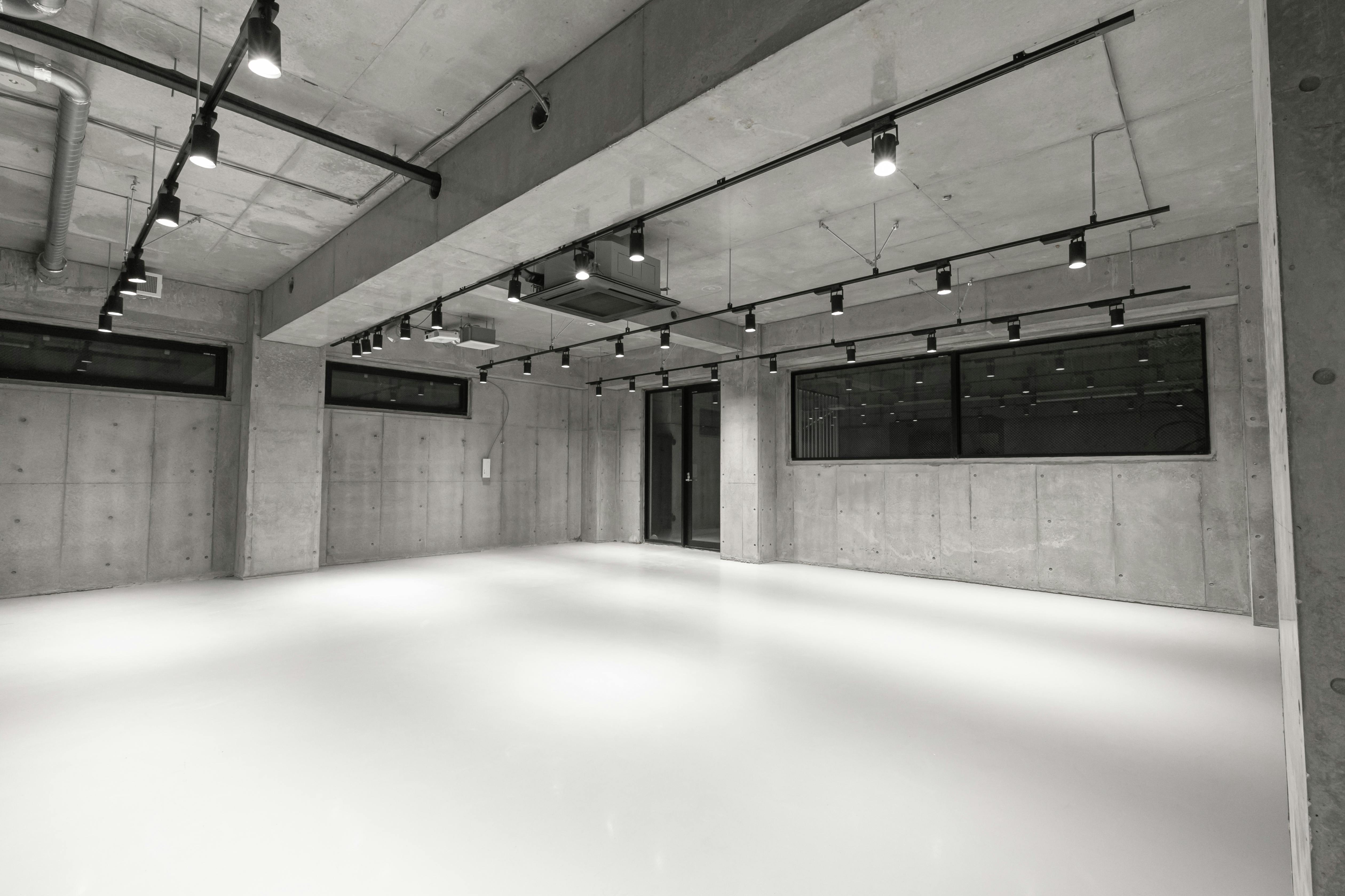 【北参道駅10分】展示会や撮影、レセプションパーティー等に最適なグレーと黒のシックな空間が特徴的なスペース