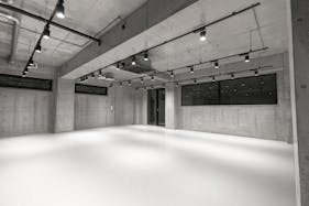 【北参道駅10分】展示会や撮影、レセプションパーティー等に最適なグレーと黒のシックな空間が特徴的なスペース