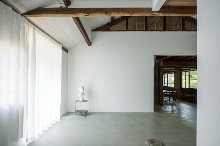 スタジオスペース 自然光、ライティング、白壁:横幅3940cm x 天井高3700cm