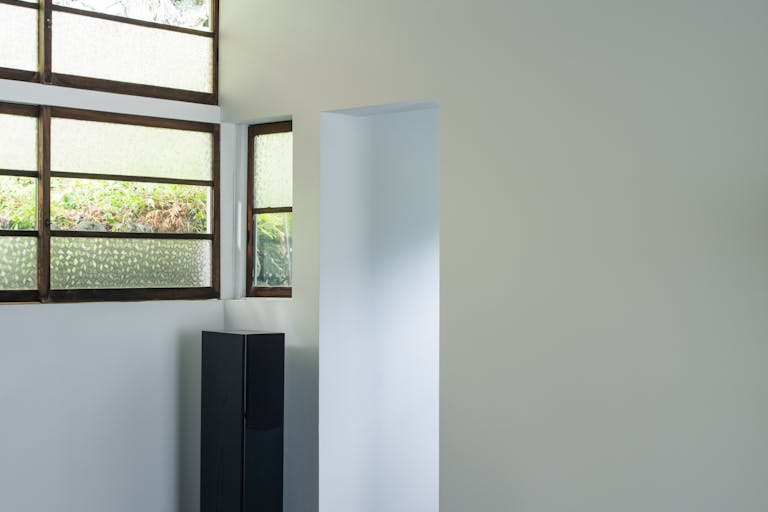 スタジオスペース、ライティング、バック紙、白壁:横幅3330cm x 天井高3700cm