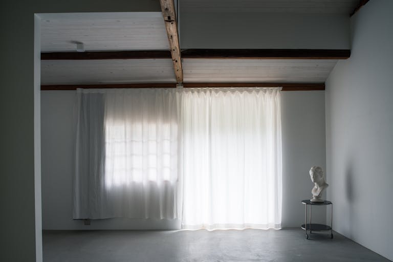 自然光の差し込むガラス大窓、横幅1840cm x 高さ2600cm