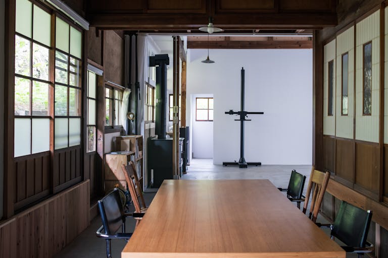 会議、テレワークなど、8人掛けテーブル