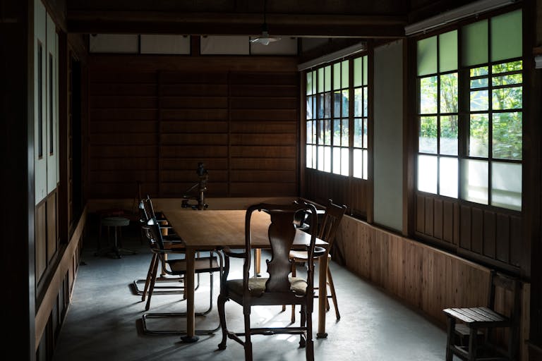 会議、テレワークなど、8人掛けテーブル