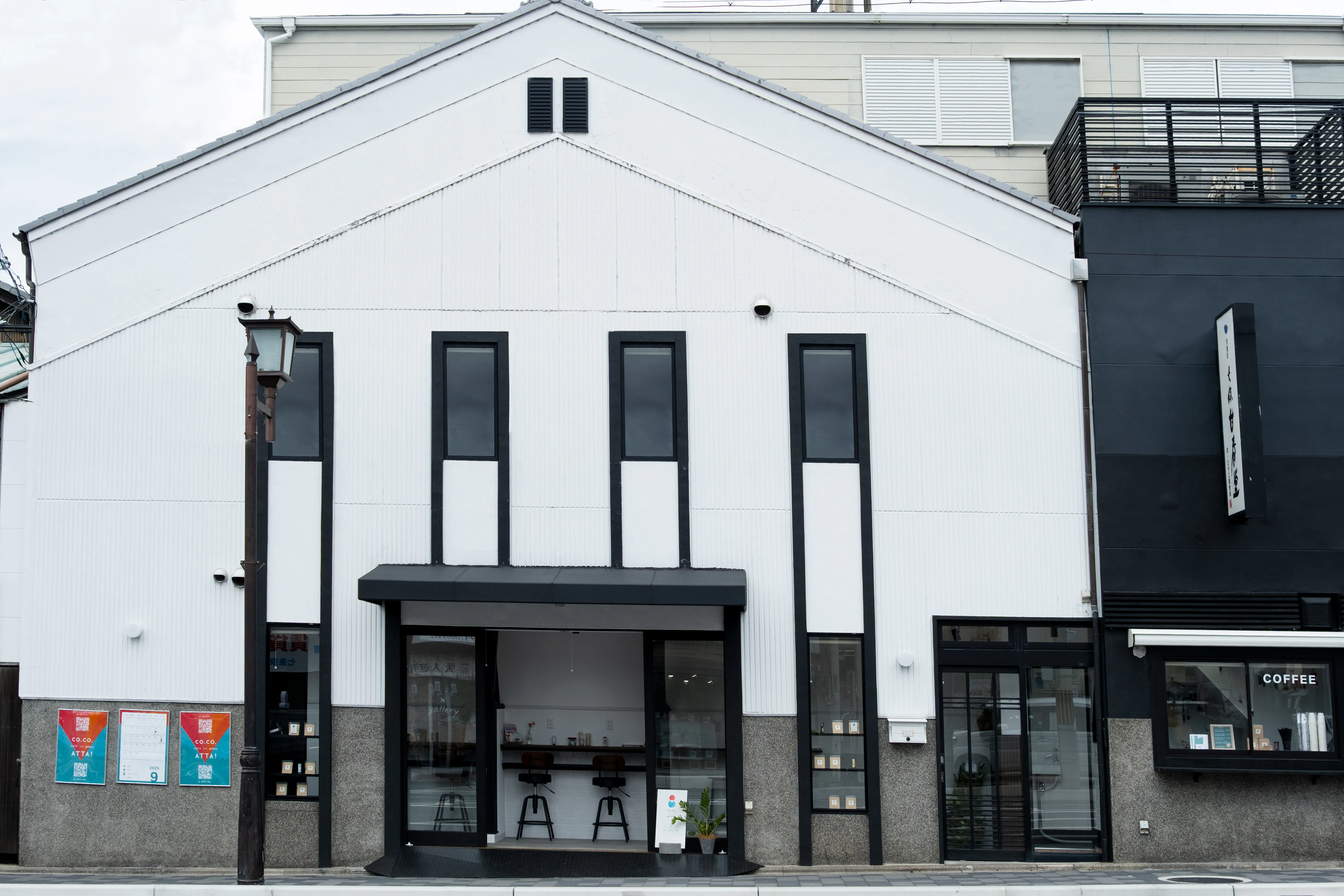 【七条駅2分】自然光が入るカフェ併設のギャラリースペース(gallery ATTA!)