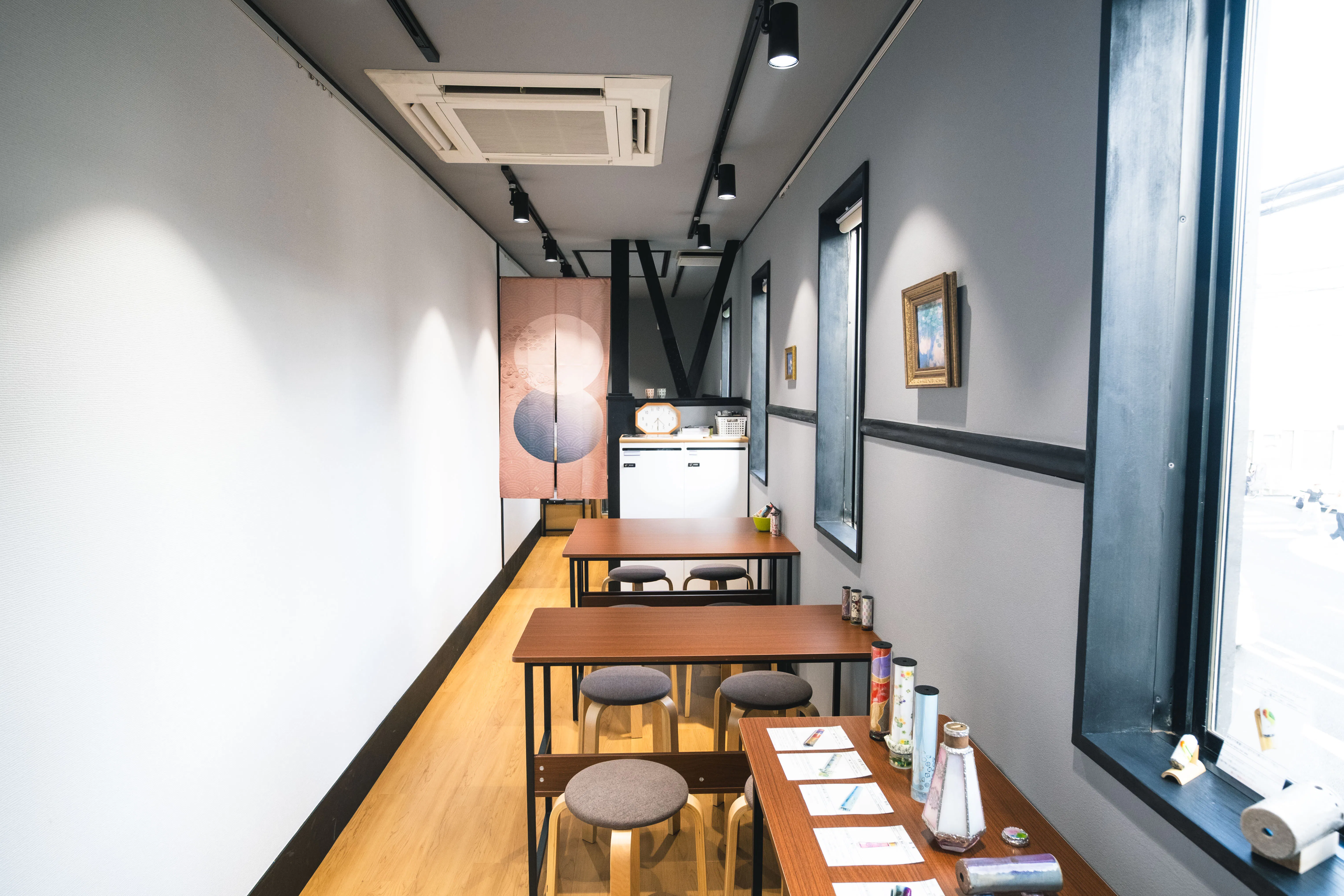 【七条駅2分】自然光が入るカフェ併設のギャラリースペース(gallery ATTA!)