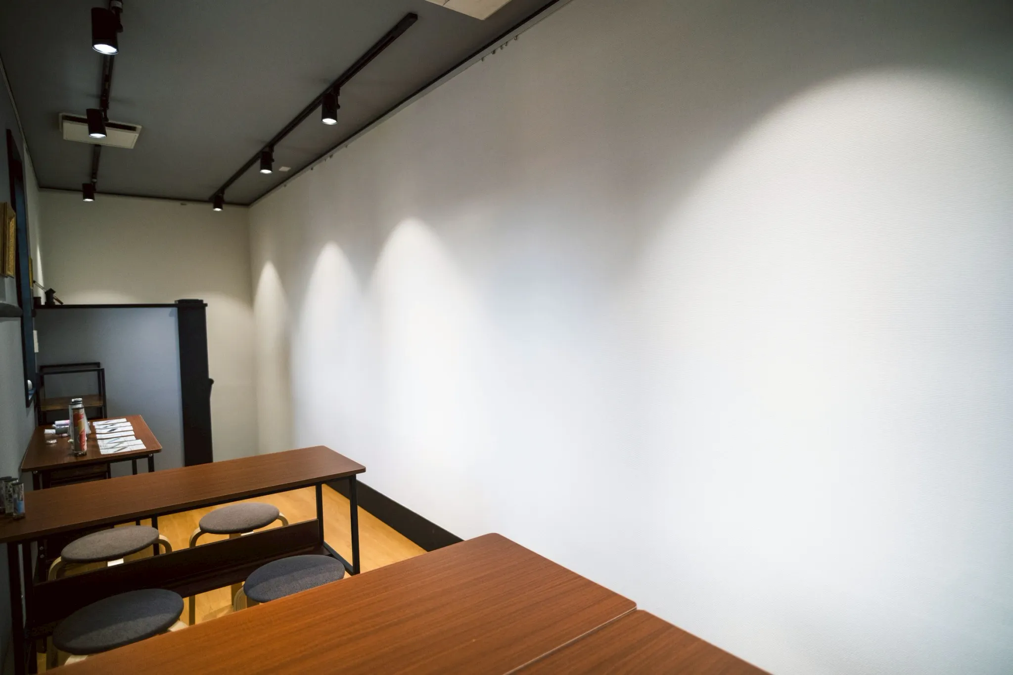 【七条駅2分】自然光が入るカフェ併設のギャラリースペース(gallery ATTA!)