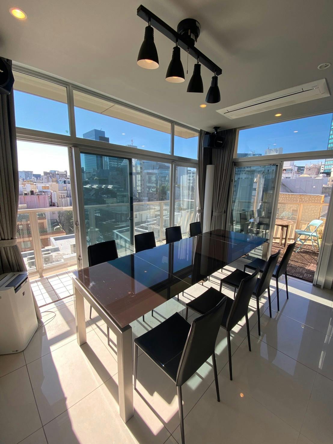 会議にも活用できる8人掛けの長テーブル