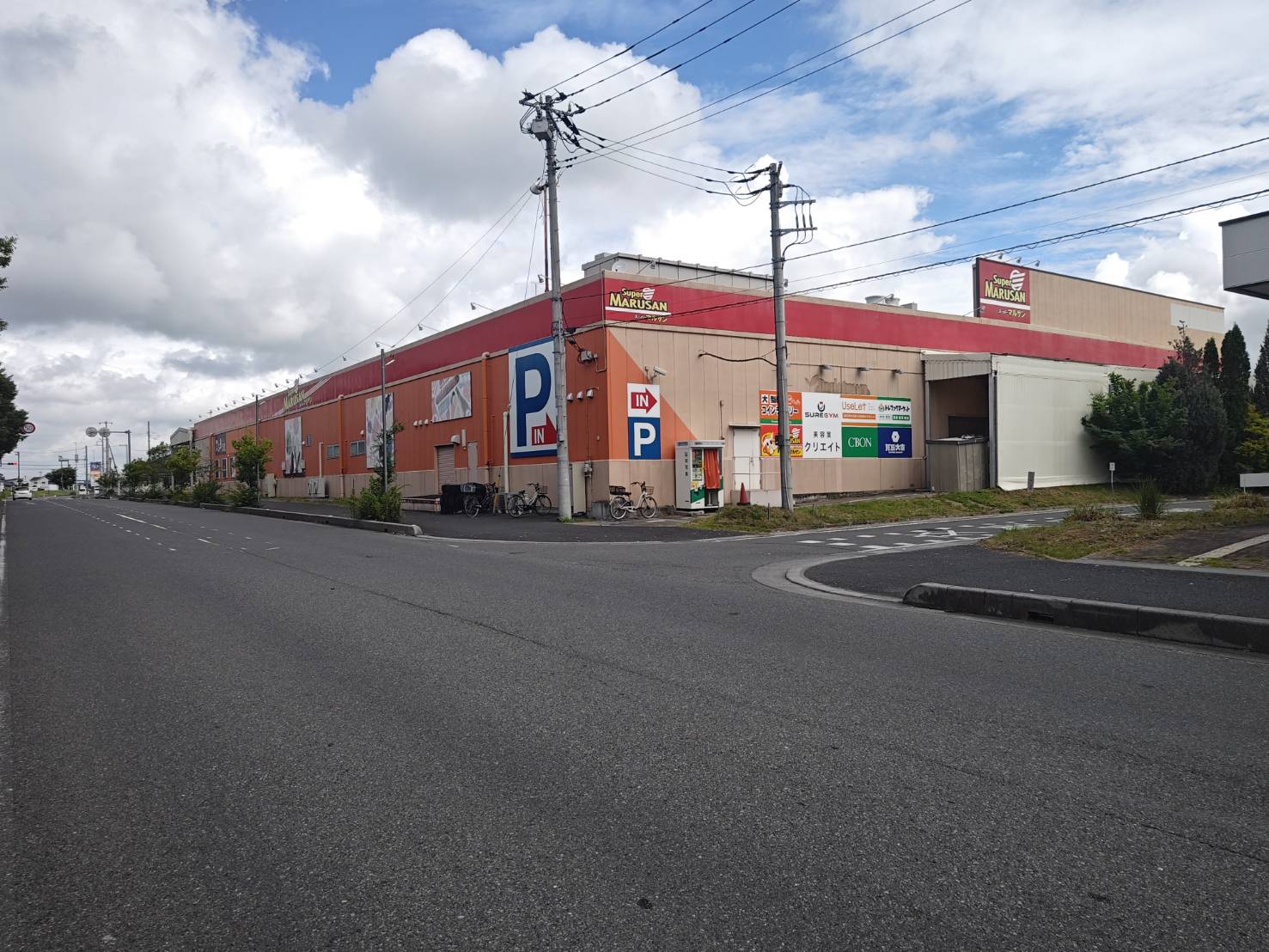 【マルサン久喜店】プロモーションに最適な店内入口前のスペース