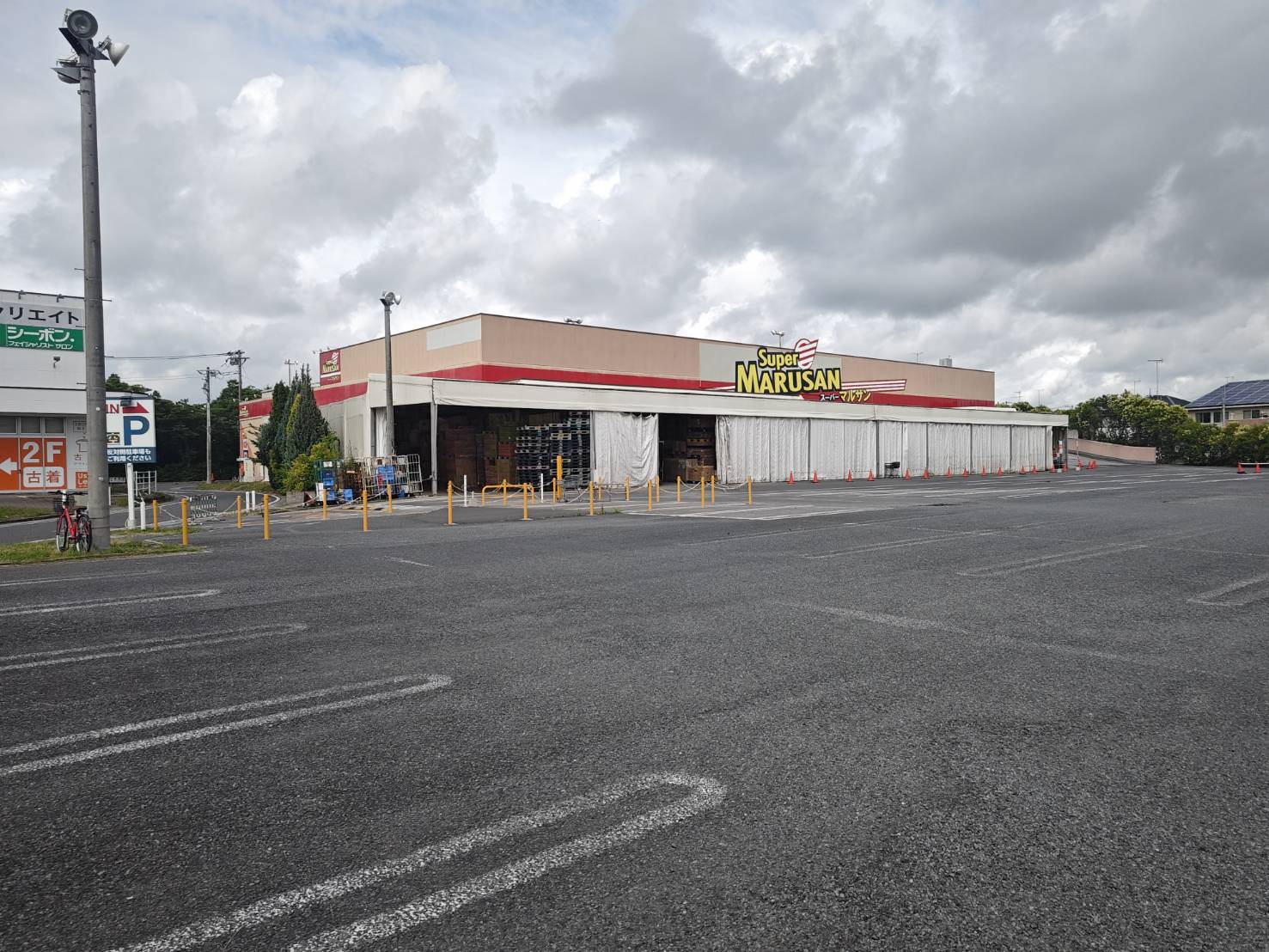 【マルサン久喜店】プロモーションに最適な店内入口前のスペース