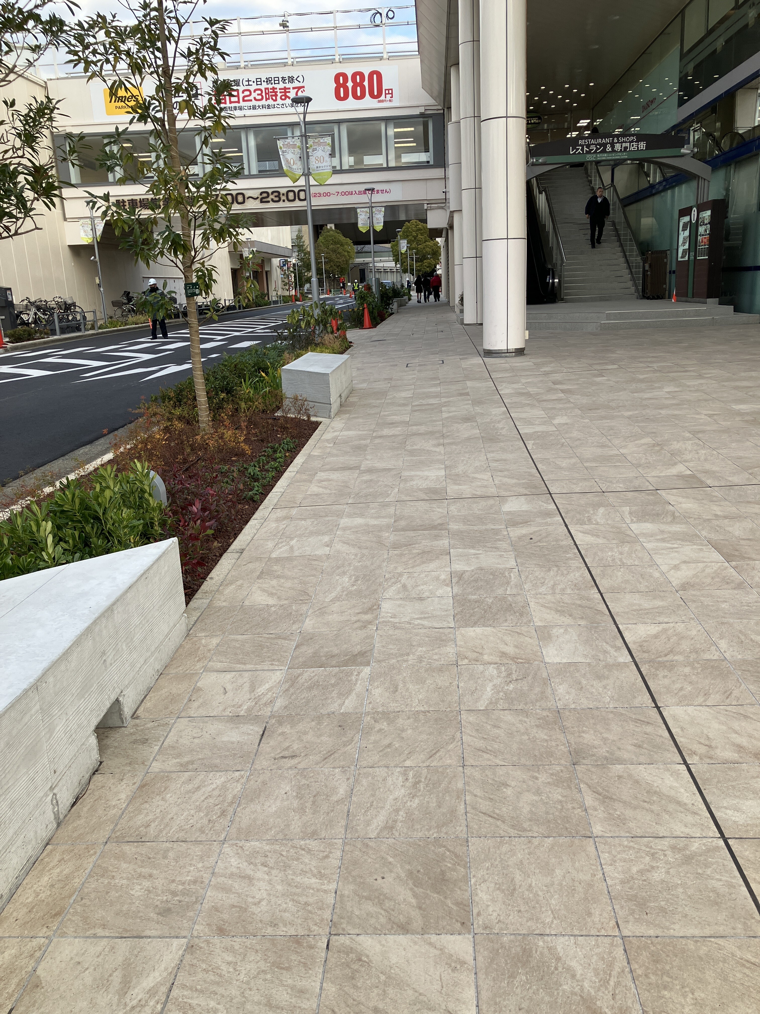 【松竹大船ショッピングセンターB区画】ポップアップストアに最適！B棟1階中央道路側ベンチ前屋外イベントスペース