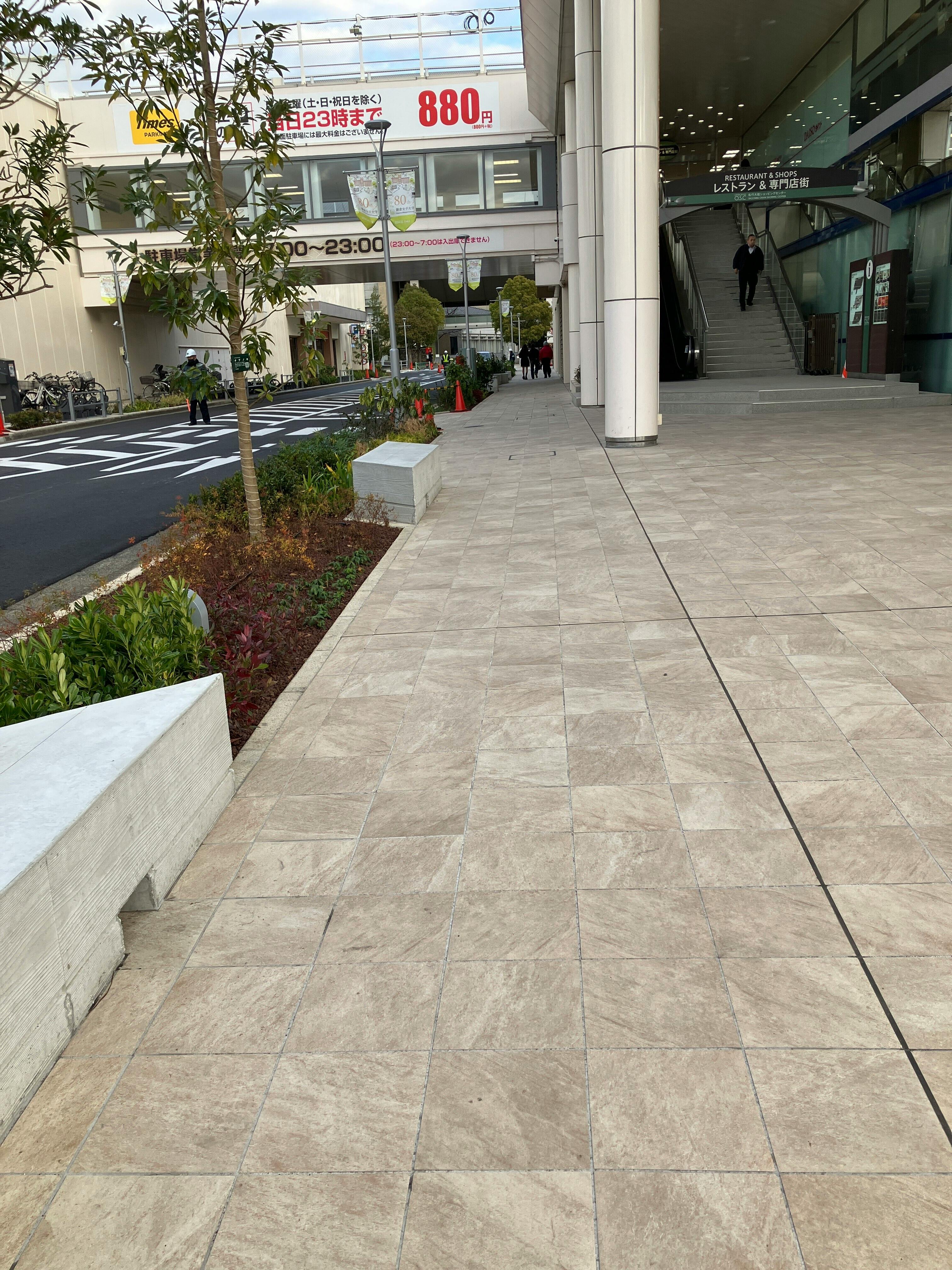 【松竹大船ショッピングセンターB区画】ポップアップストアに最適！B棟1階中央道路側ベンチ前屋外イベントスペース