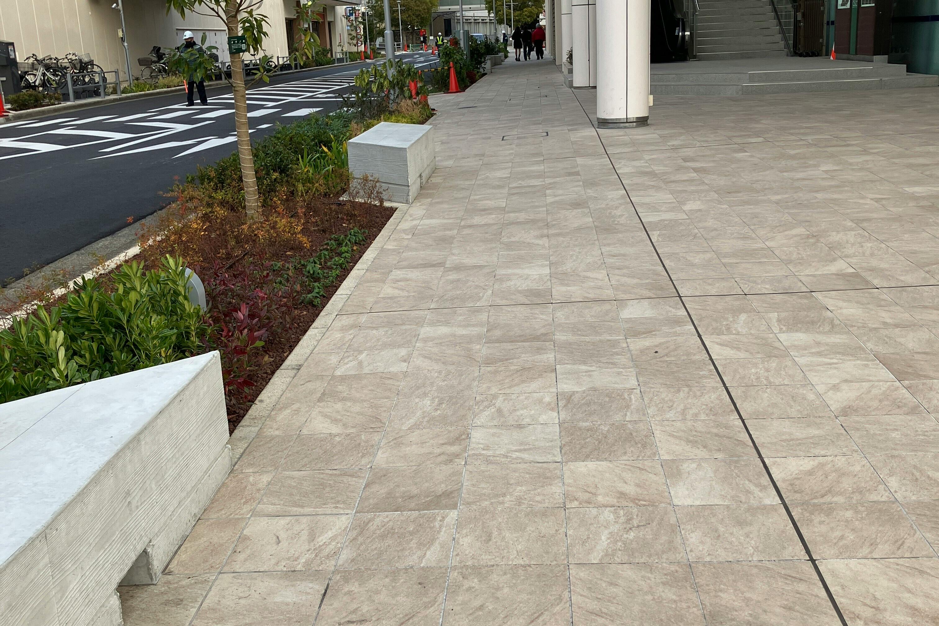 【松竹大船ショッピングセンターB区画】ポップアップストアに最適!B棟1階中央道路側ベンチ前屋外イベントスペース