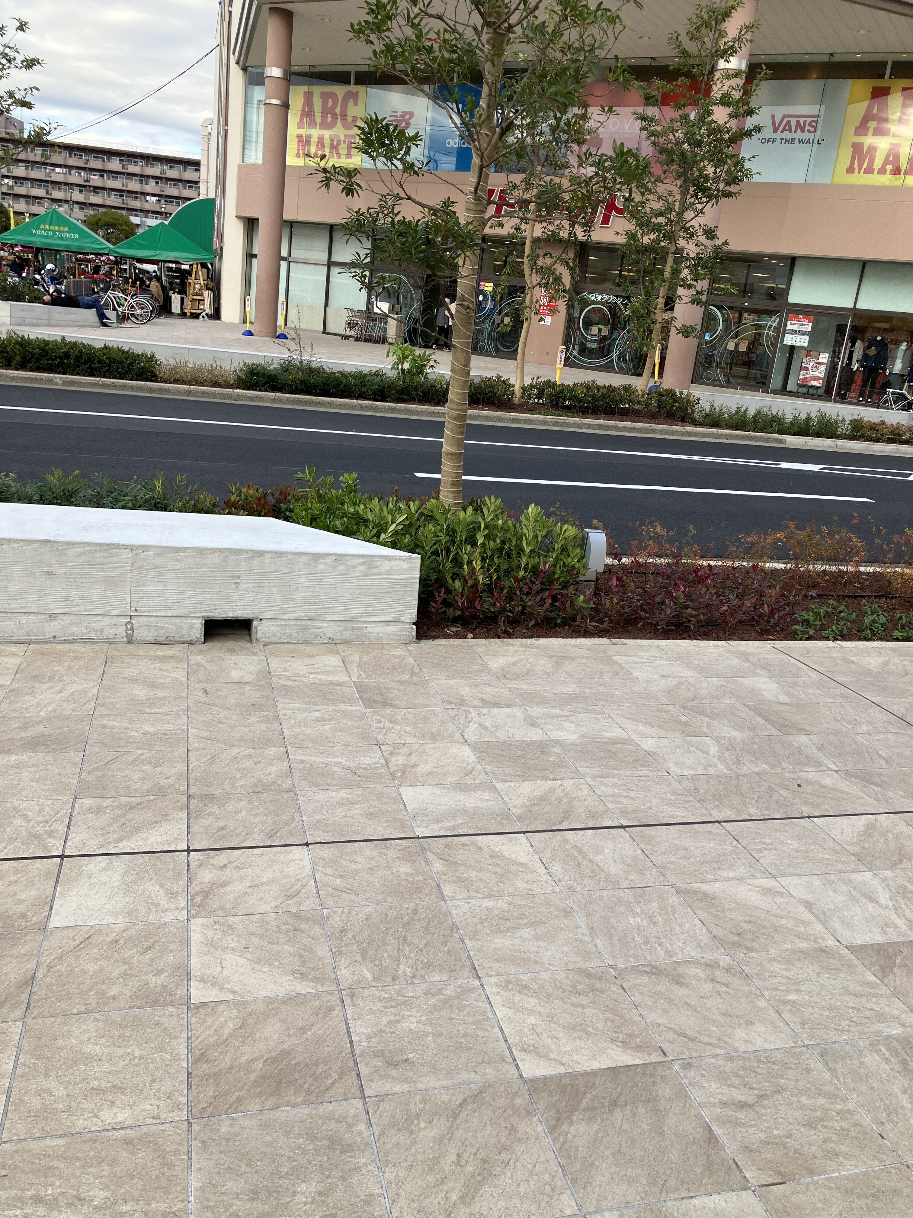 【松竹大船ショッピングセンターB区画】ポップアップストアに最適！B棟1階中央道路側ベンチ前屋外イベントスペース