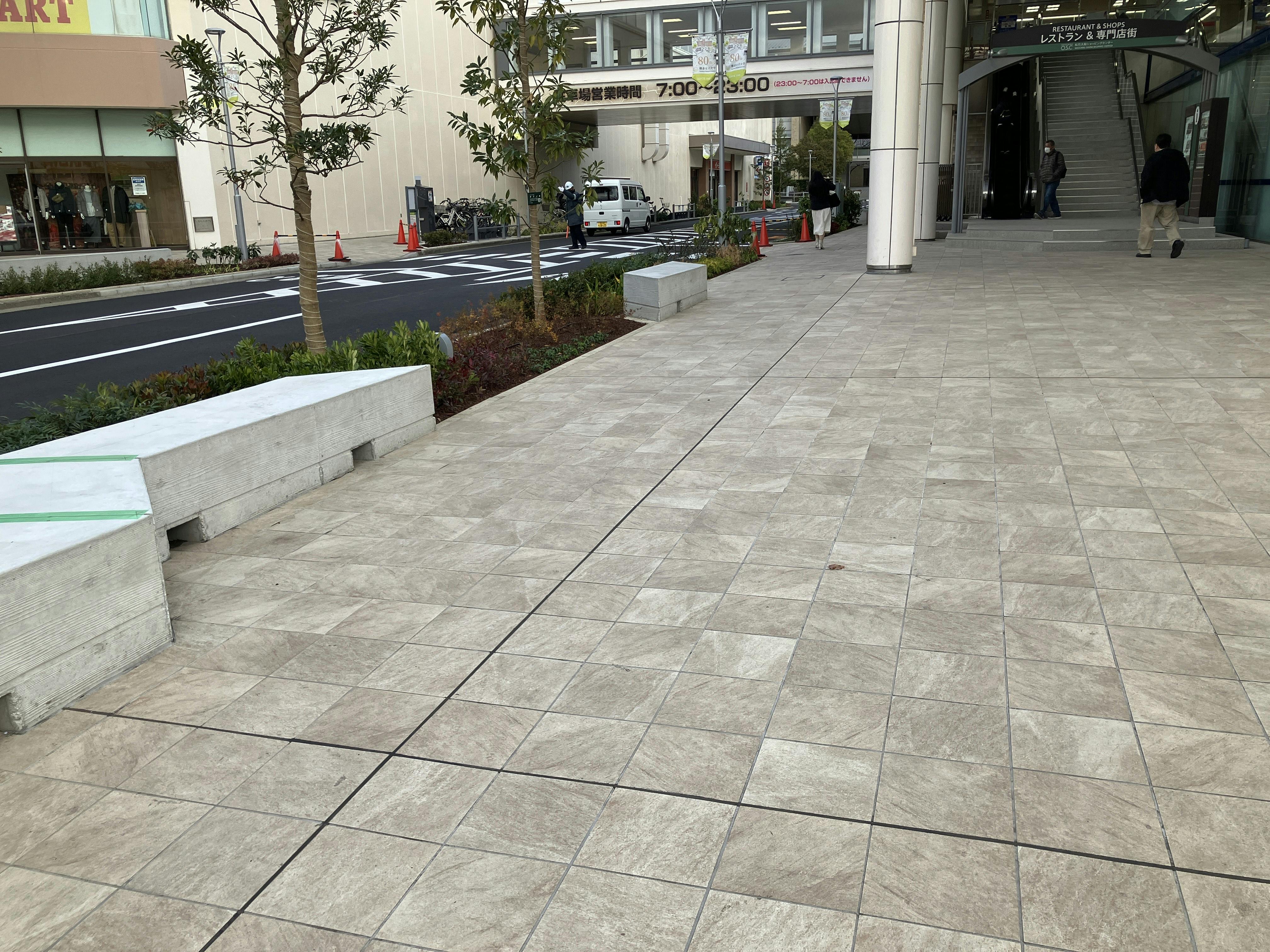 【松竹大船ショッピングセンターB区画】ポップアップストアに最適！B棟1階中央道路側ベンチ前屋外イベントスペースの画像