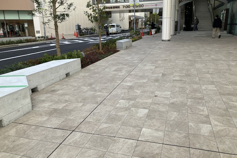 【松竹大船ショッピングセンターB区画】ポップアップストアに最適!B棟1階中央道路側ベンチ前屋外イベントスペースの画像1