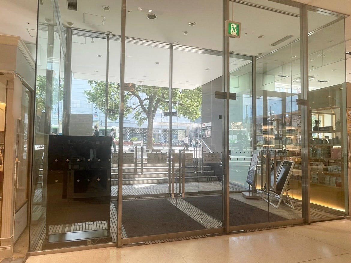 【神戸マルイ】１階カレンダリウムD06【物販・PR】店内入って直ぐの好立地。『フラワーロード』からの視認性抜群。専用什器やデジタルサイネージを完備。物販、プロモーションなどに最適なスペースです。