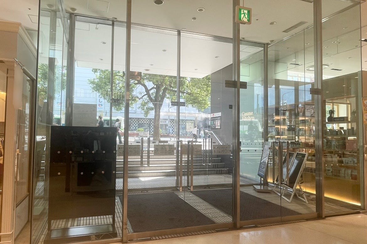 【神戸マルイ】1階カレンダリウムD06【物販・PR】店内入って直ぐの好立地。『フラワーロード』からの視認性抜群。専用什器やデジタルサイネージを完備。物販、プロモーションなどに最適なスペースです。