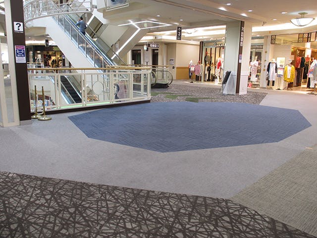 【イオンモール岡崎】ウエスト2F 　靴下屋前　エスカレーター横の画像