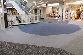 【イオンモール岡崎】ウエスト2F 靴下屋前 エスカレーター横