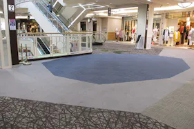 【イオンモール岡崎】ウエスト2F 靴下屋前 エスカレーター横