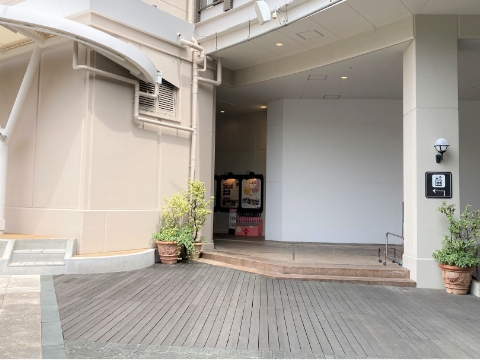 【みのおキューズモール】「⑧L通り Cスペース」各種プロモーションに最適なステージ近くのイベントスペース