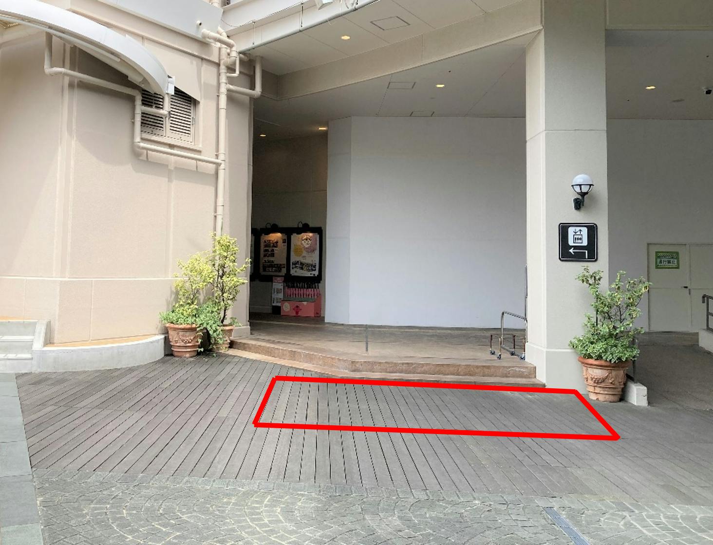 【みのおキューズモール】「⑧L通り Cスペース」各種プロモーションに最適なステージ近くのイベントスペースの画像