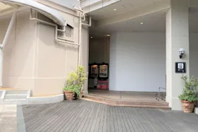 【みのおキューズモール】「⑧L通り Cスペース」各種プロモーションに最適なステージ近くのイベントスペース