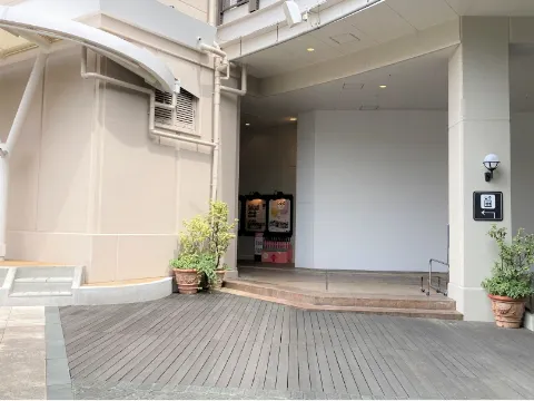 【みのおキューズモール】「⑧L通り Cスペース」各種プロモーションに最適なステージ近くのイベントスペース