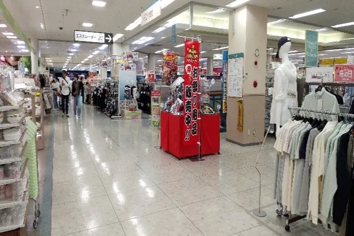 【イオン酒田南】2Fエスカレーター下り口 販促プロモーションに最適なスーパー店内催事イベントスペース