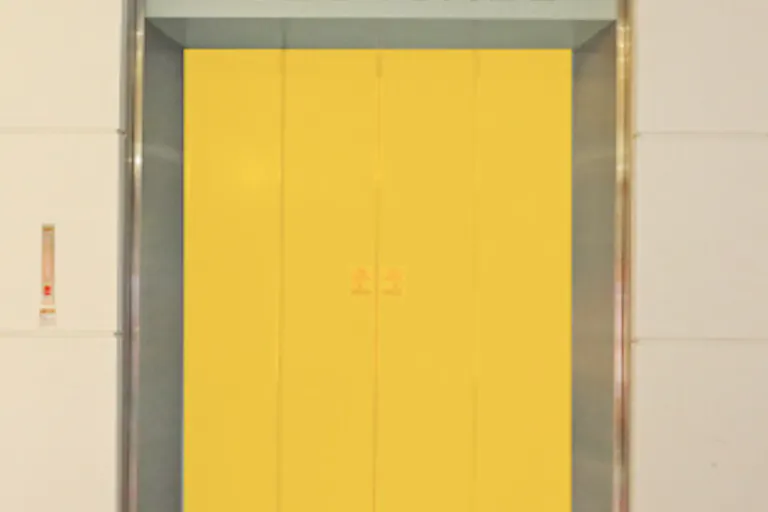 【イオンモール高知】モール内広告 エレベーターの画像1