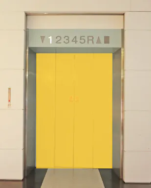 【イオンモール高知】モール内広告 エレベーターの画像