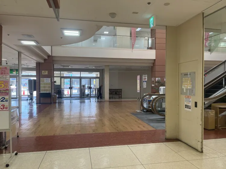 【オークワ箕島】プロモーションに最適な1階エスカレーター前スペース