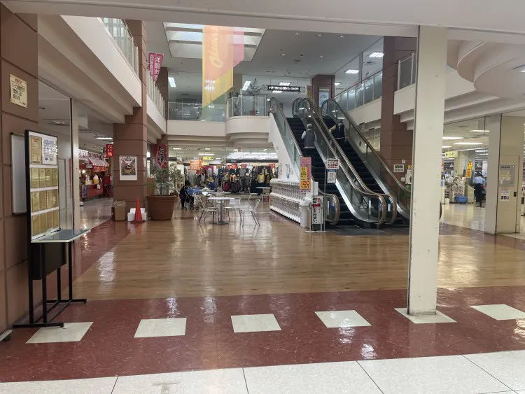 【オークワ箕島】プロモーションに最適な1階エスカレーター前スペース