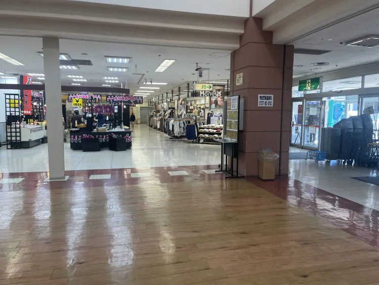 【オークワ箕島】プロモーションに最適な1階エスカレーター前スペース