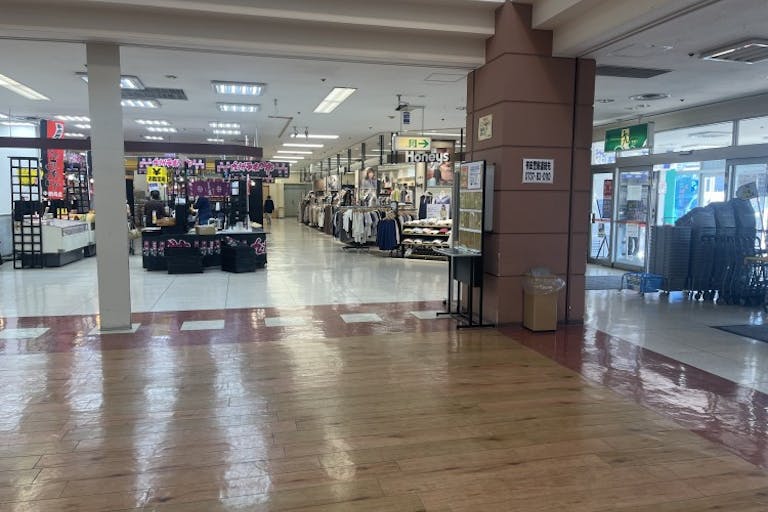 【オークワ箕島】プロモーションに最適な1階エスカレーター前スペースの画像2