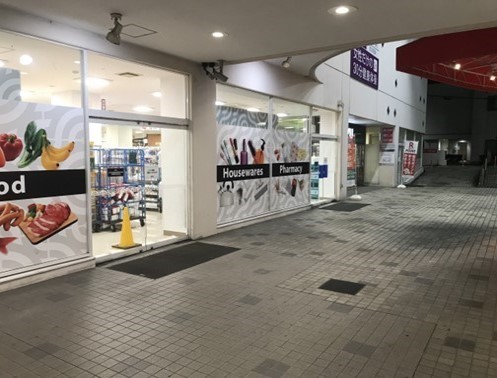 【西友　鳴海店】1F店舗外(軒先入口前)　キッチンカーやたこやき・たいやき・団子・焼き鳥・クレープ など販売におすすめな屋外催事イベントスペース