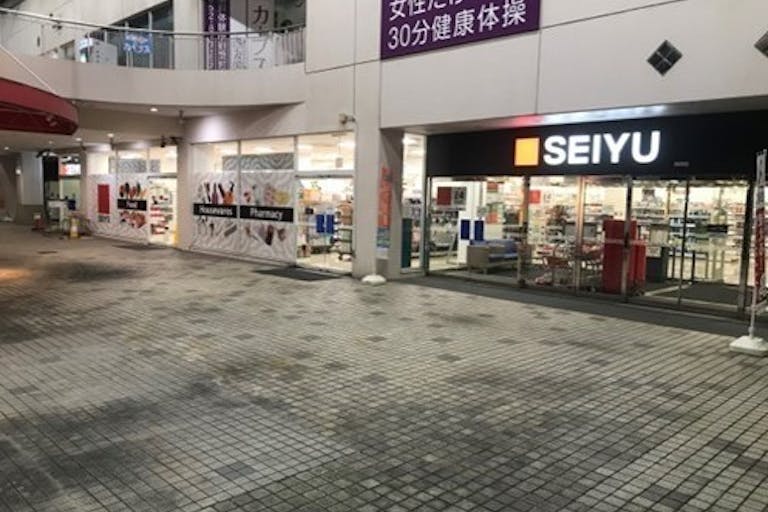 【西友 鳴海店】1F店舗外(軒先入口横) キッチンカーやたこやき・たいやき・団子・焼き鳥・クレープ など販売におすすめな屋外催事イベントスペースの画像2