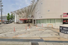 【西友 鳴海店】1F店舗外(軒先入口横) キッチンカーやたこやき・たいやき・団子・焼き鳥・クレープ など販売におすすめな屋外催事イベントスペース