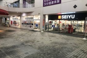 【西友 鳴海店】1F店舗外(軒先入口横) キッチンカーやたこやき・たいやき・団子・焼き鳥・クレープ など販売におすすめな屋外催事イベントスペース