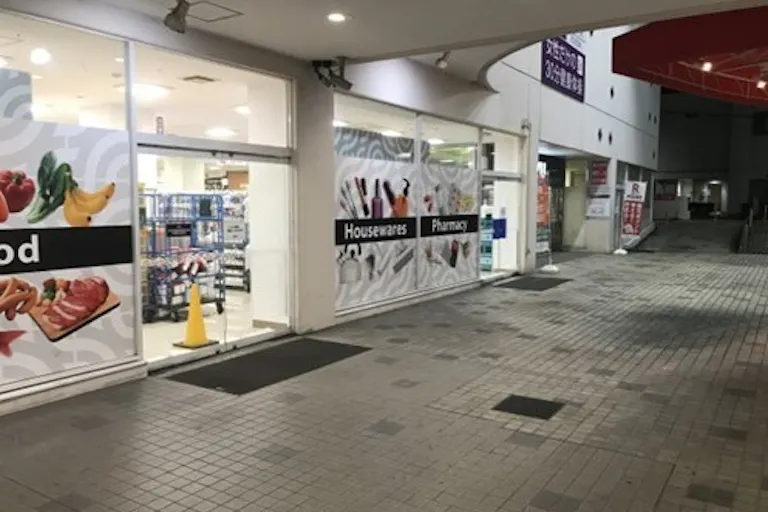 【西友 鳴海店】1F店舗外(軒先入口横) キッチンカーやたこやき・たいやき・団子・焼き鳥・クレープ など販売におすすめな屋外催事イベントスペースの画像4