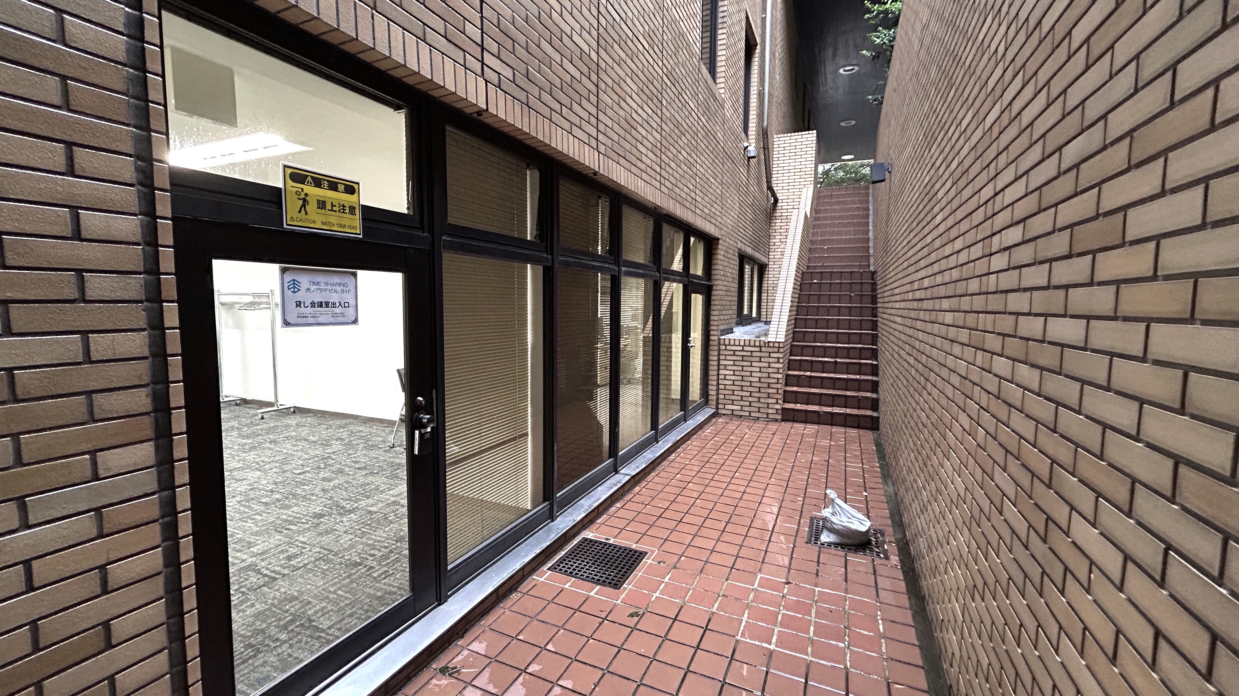 一番奥が会議室入り口になります。