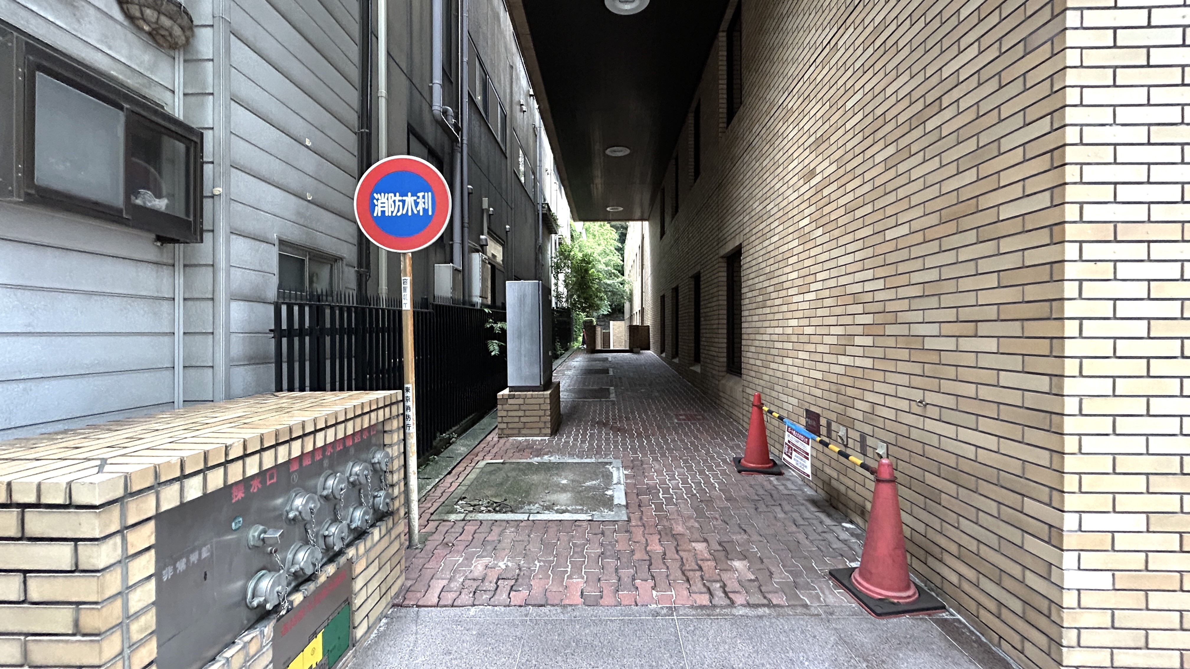 この先に進むと階段があります。