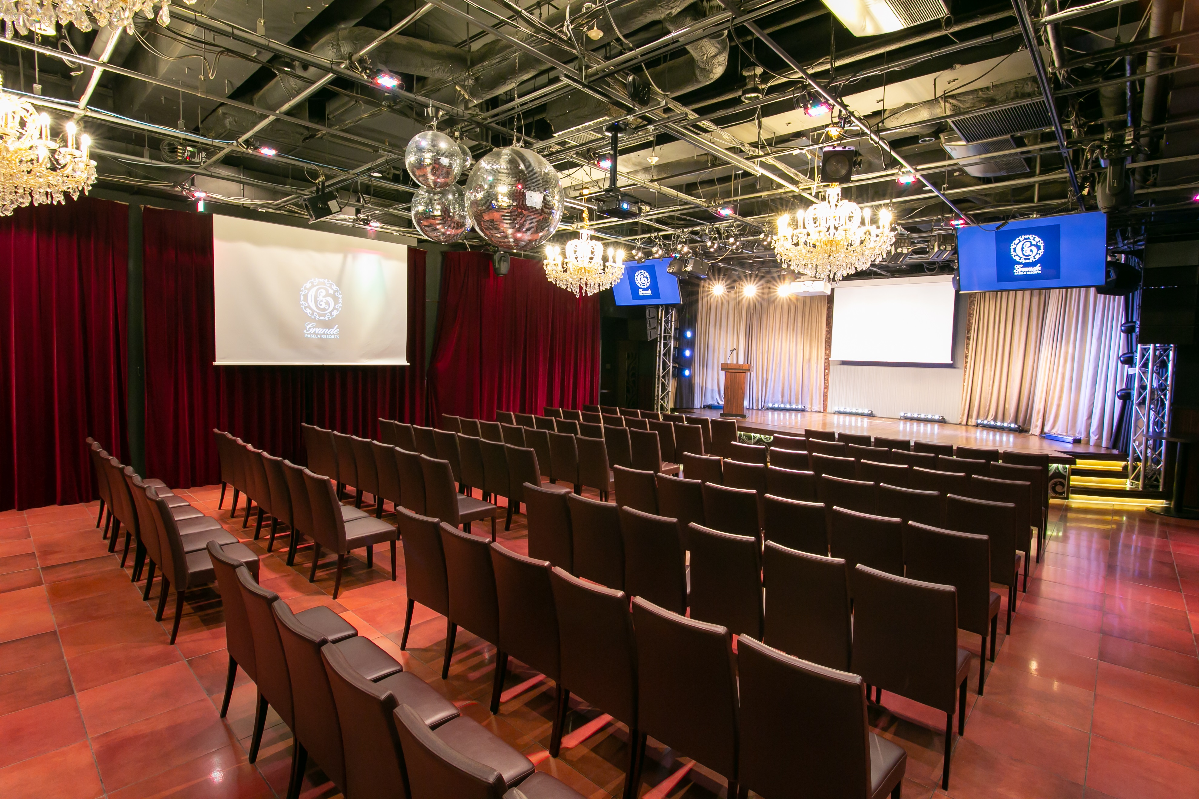 プロジェクター、スクリーンも充実しています。