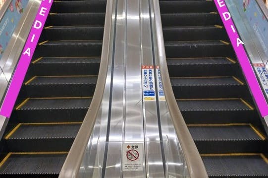 【イオンモール直方】モール内広告 エスカレーターレーン