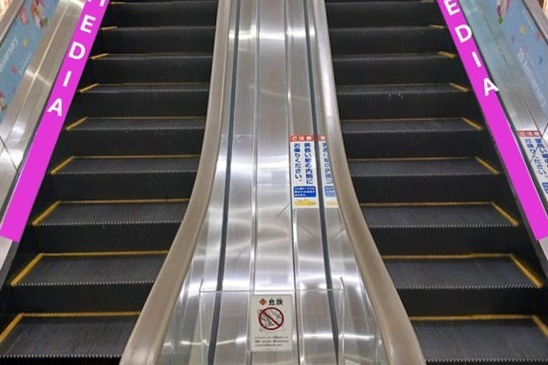 【イオンモール直方】モール内広告 エスカレーターレーンの画像1